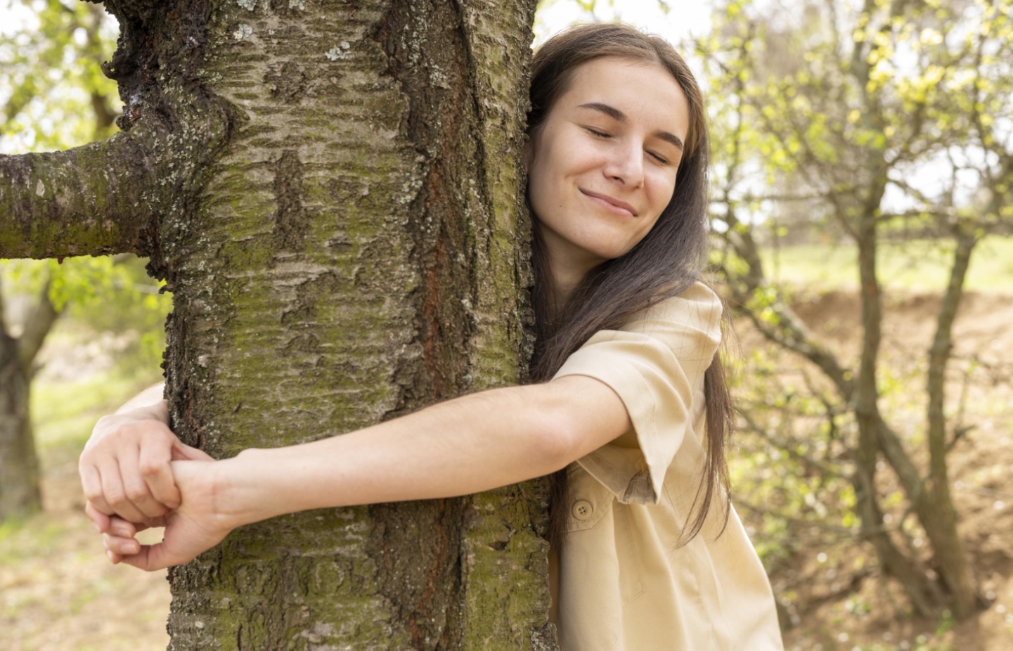 Девочка обнимает дерево